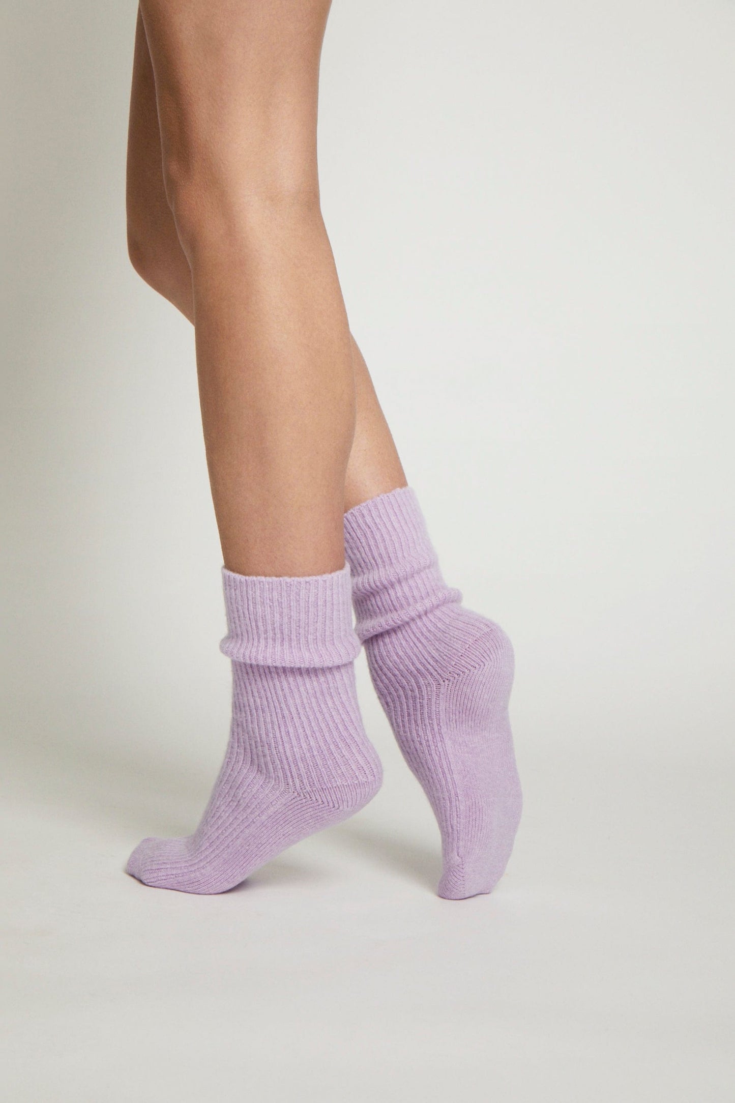 Alabaste Lavendula Cashmere Socks – unisex, ribbed cuff, hand-linked toe