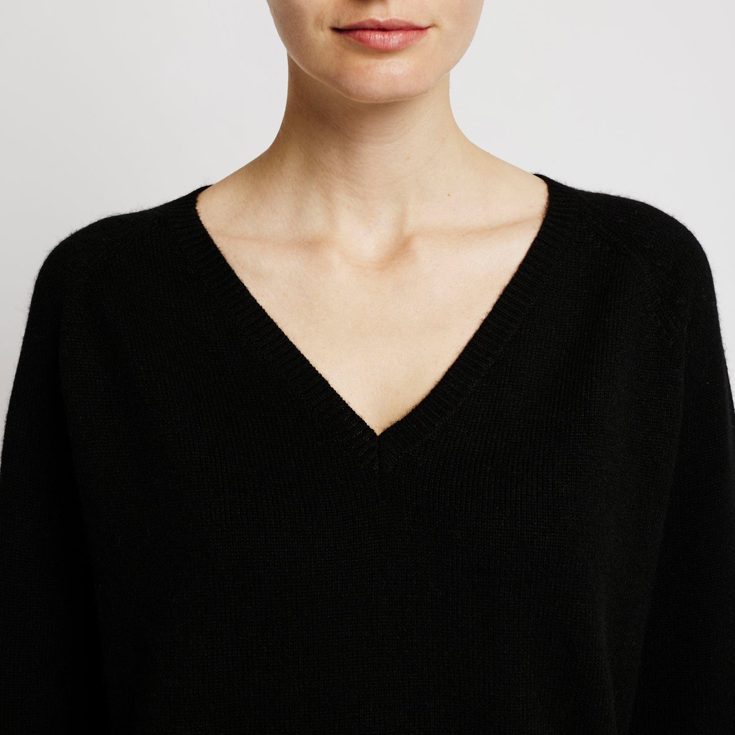 Alabaste Boyfriend V-Neck Cashmere Sweater – Black