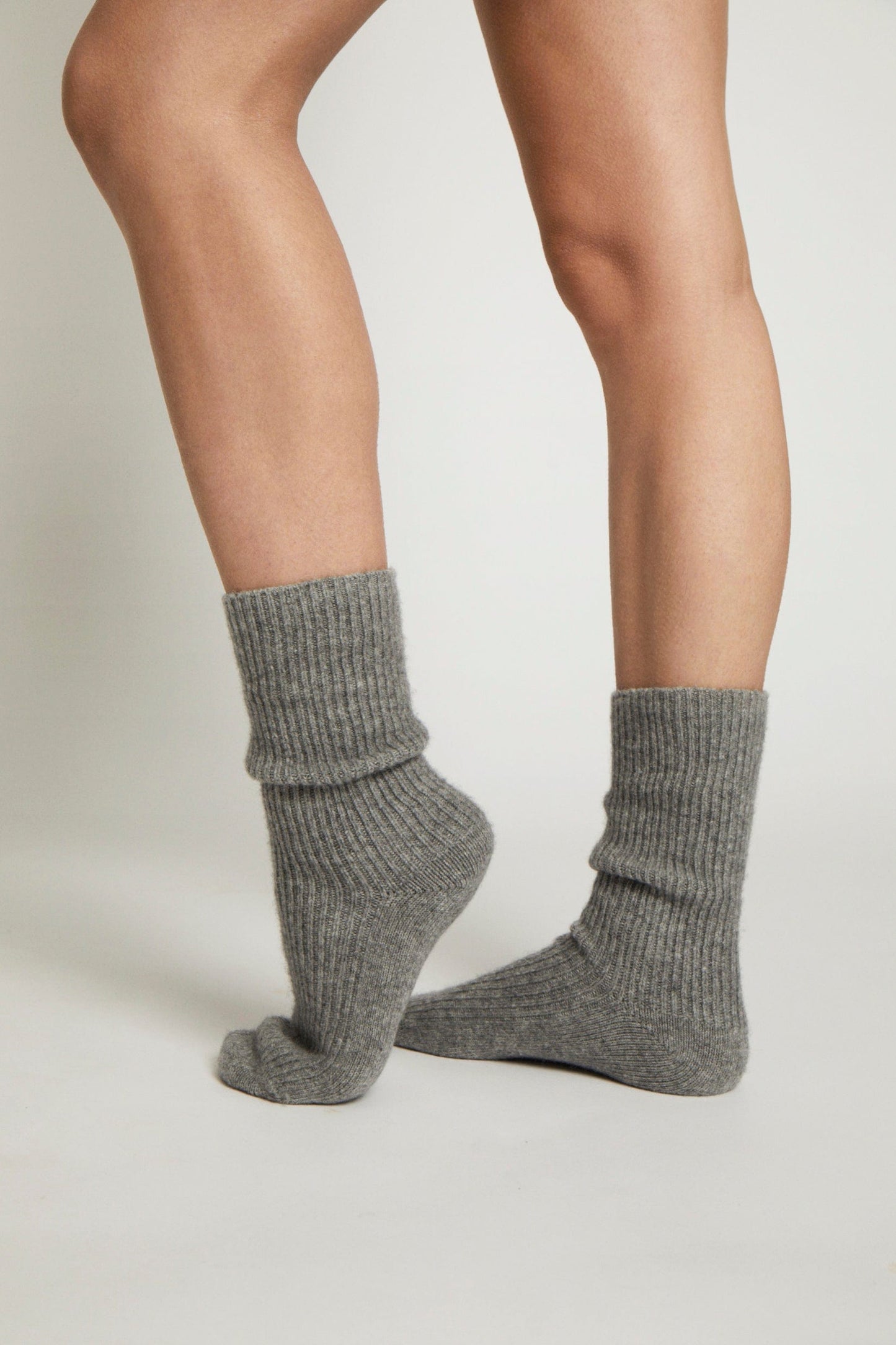 Alabaste Mid Grey Cashmere Socks – unisex, ribbed cuff, hand-linked toe