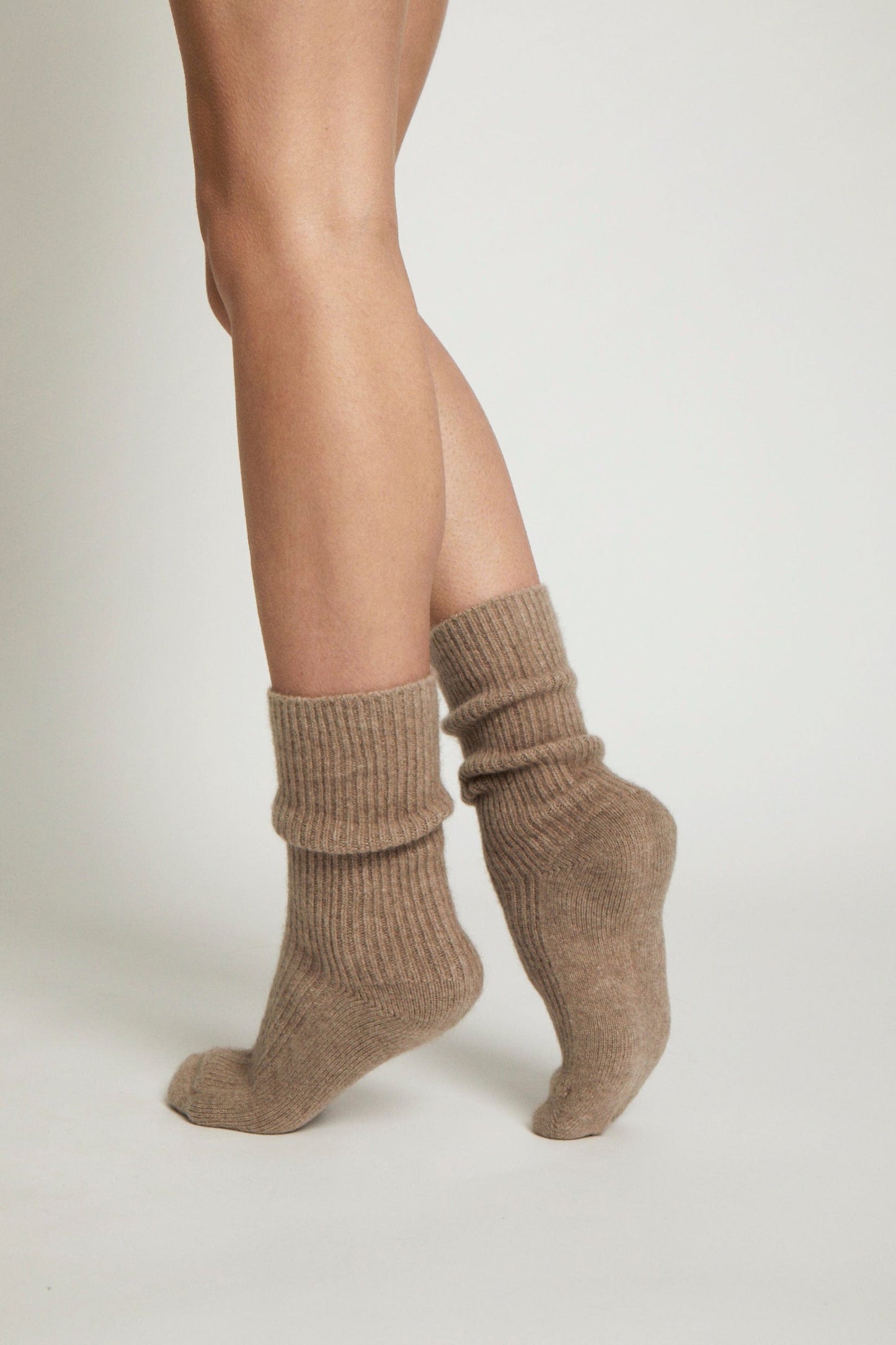 Alabaste Natural Brown Cashmere Socks – unisex, ribbed cuff, hand-linked toe