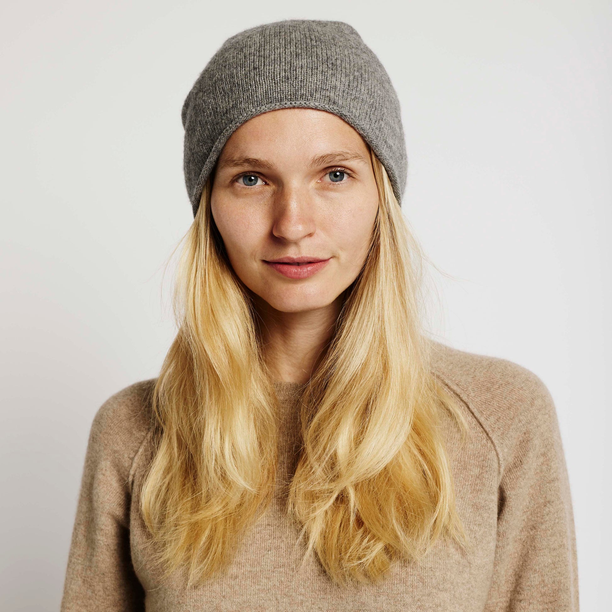 Alabaste Stroke Me Beanie – Mid Grey