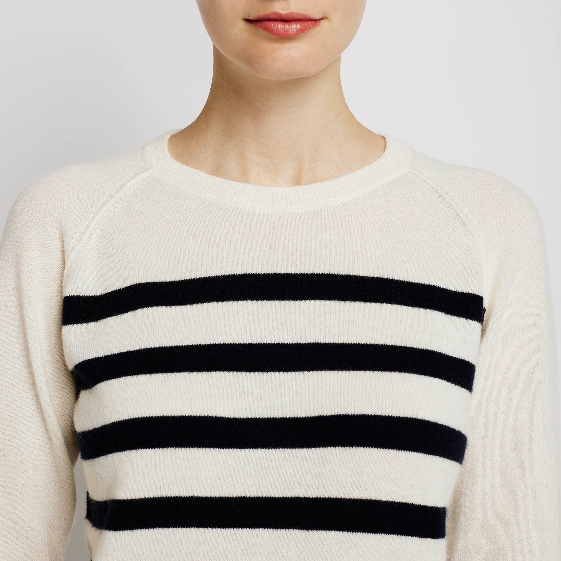 Alabaste Le Breton cashmere striped sweater in black and cream, front view close-up, size M, 100% Mongolian cashmere, fully-fashioned with raglan sleeves.
