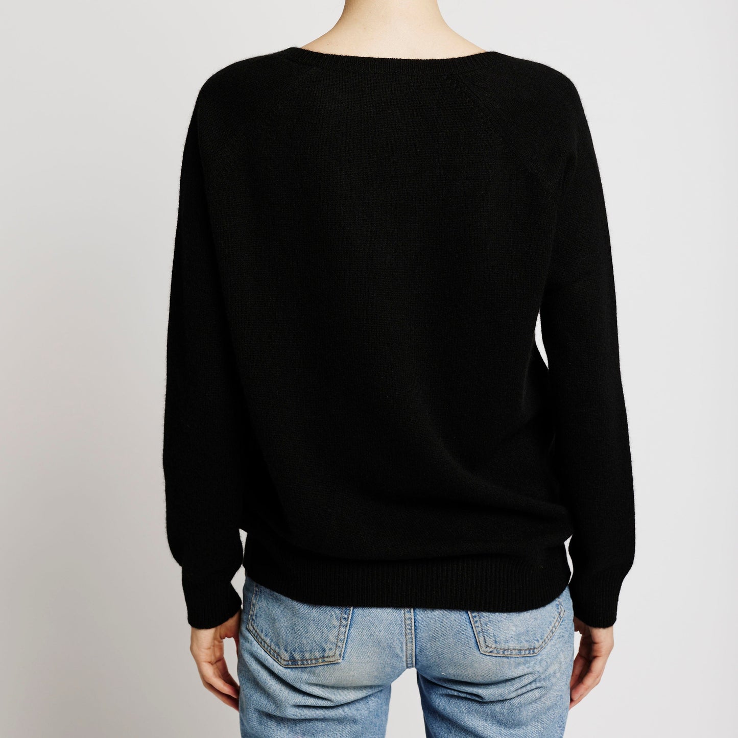 Alabaste Boyfriend V-Neck Cashmere Sweater – Black.