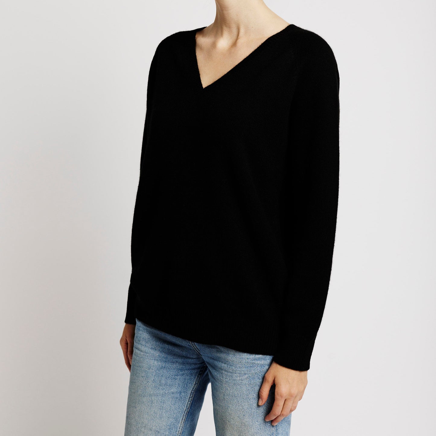 Alabaste Boyfriend V-Neck Cashmere Sweater – Black