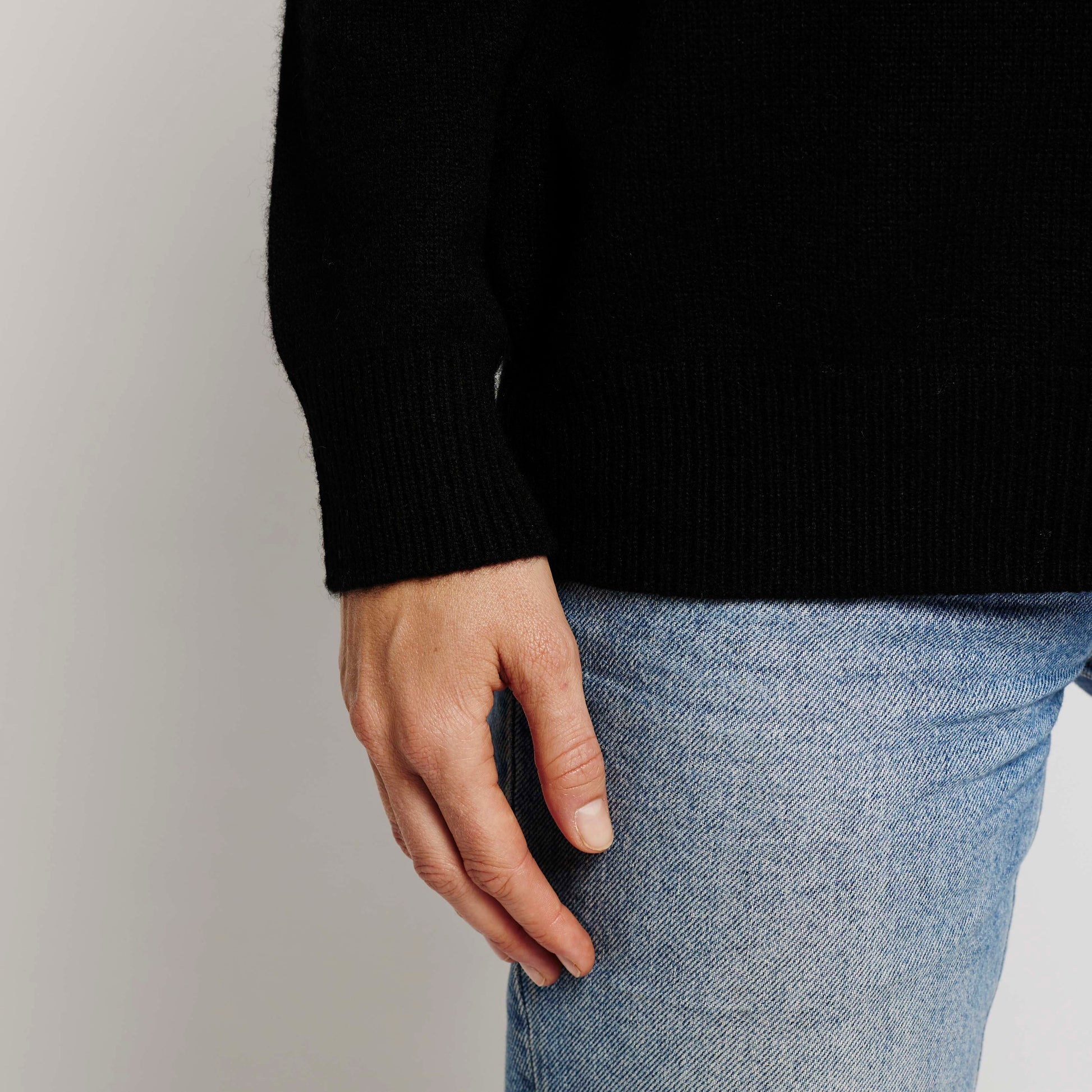 "Alabaste Boyfriend V-Neck Cashmere Sweater – Black, Size M"