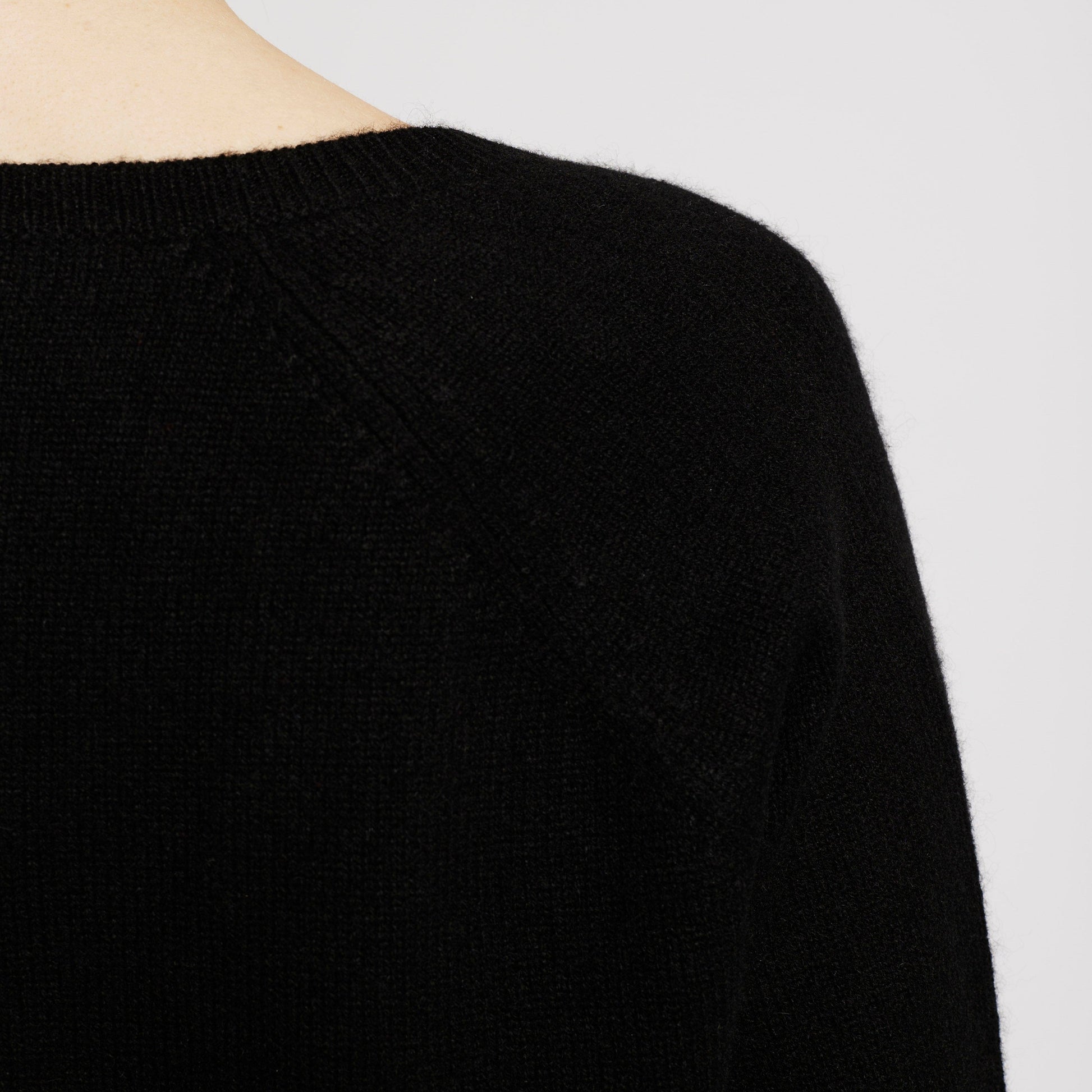 Alabaste Boyfriend V-Neck Cashmere Sweater – Black