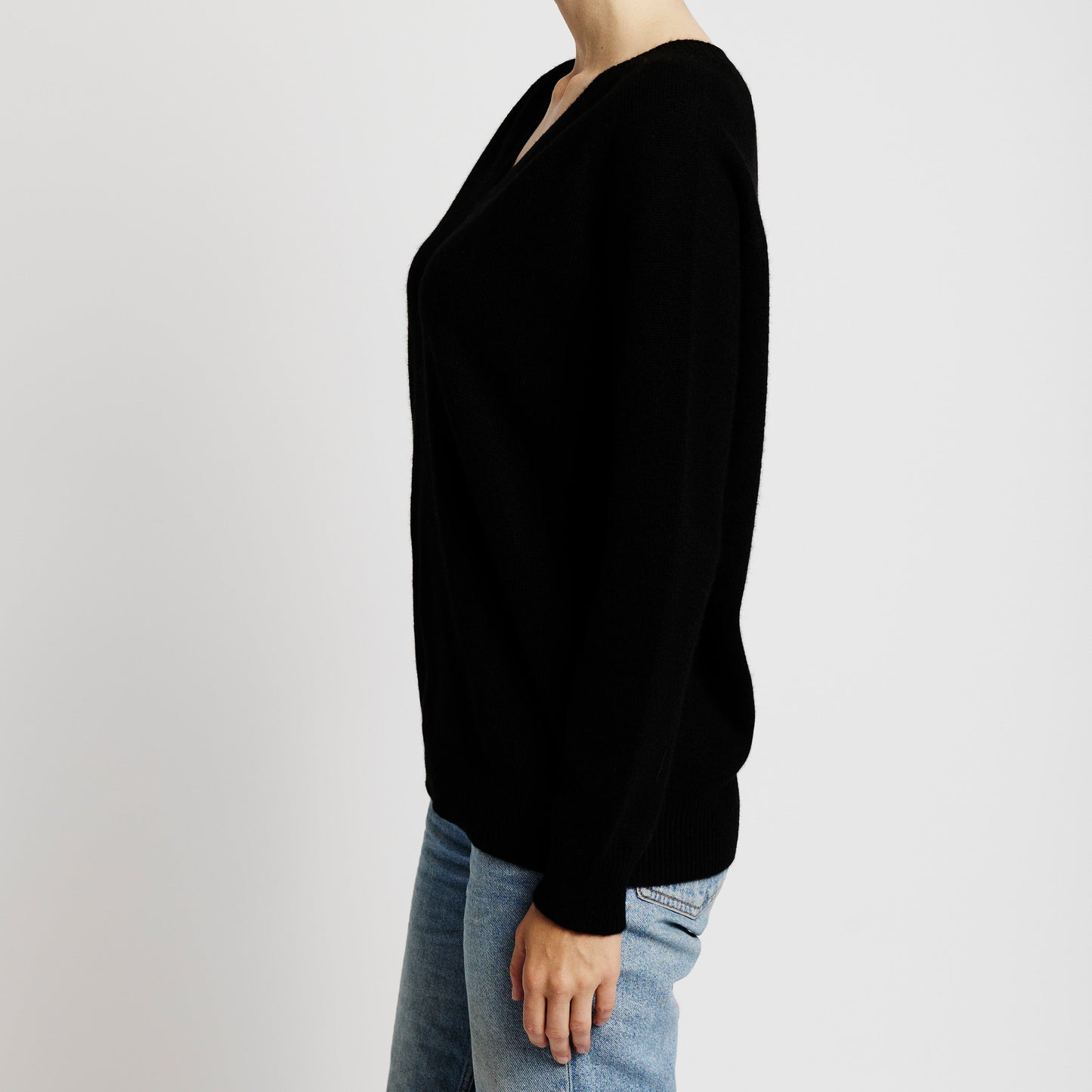 Alabaste Boyfriend V-Neck Cashmere Sweater – Black
