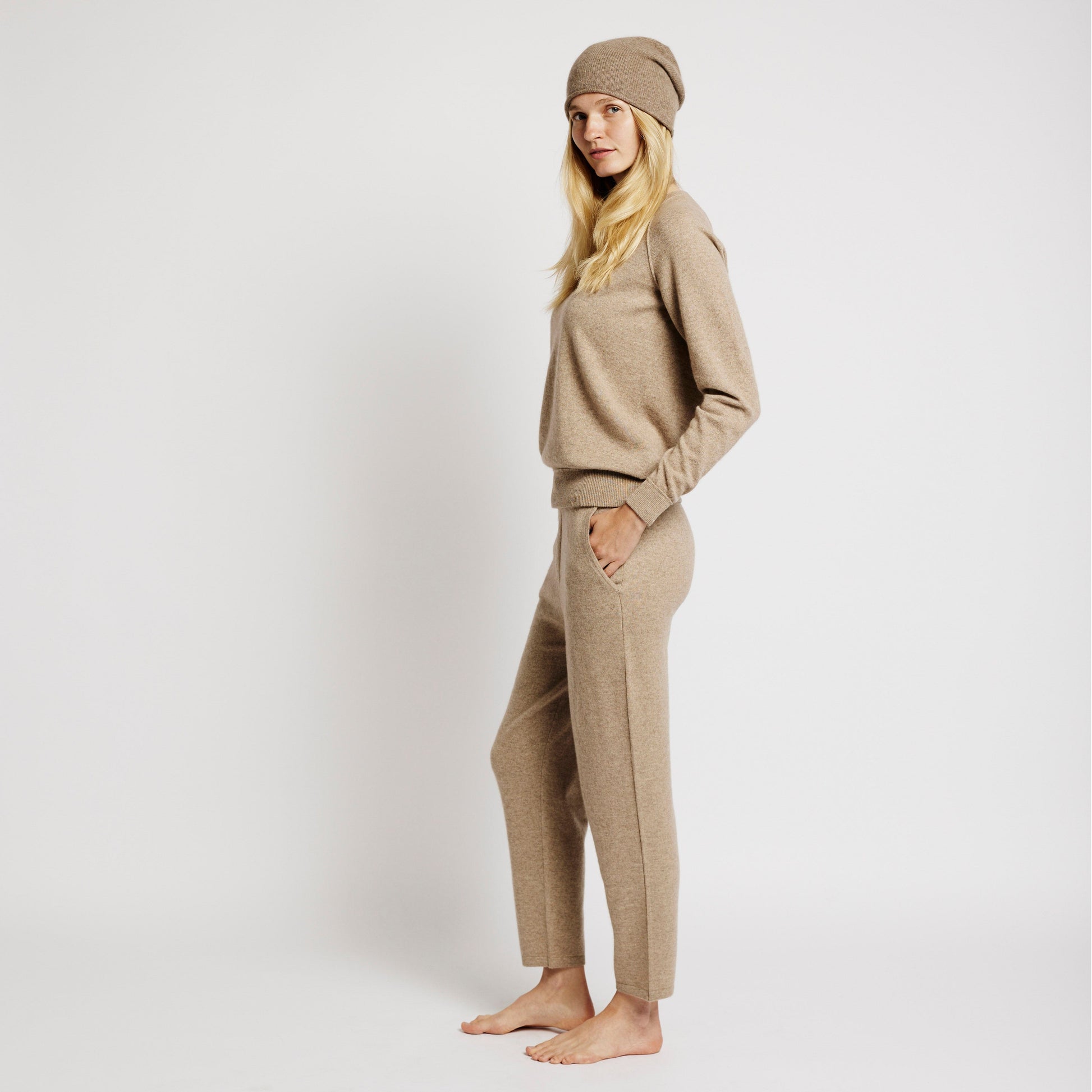 Alabaste Organic Mid Brown Cashmere Joggers – Size L, side view